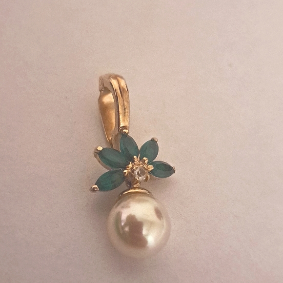 Vintage Roman Gold Tone Green Crystal Pearl Pendant - Picture 2 of 6